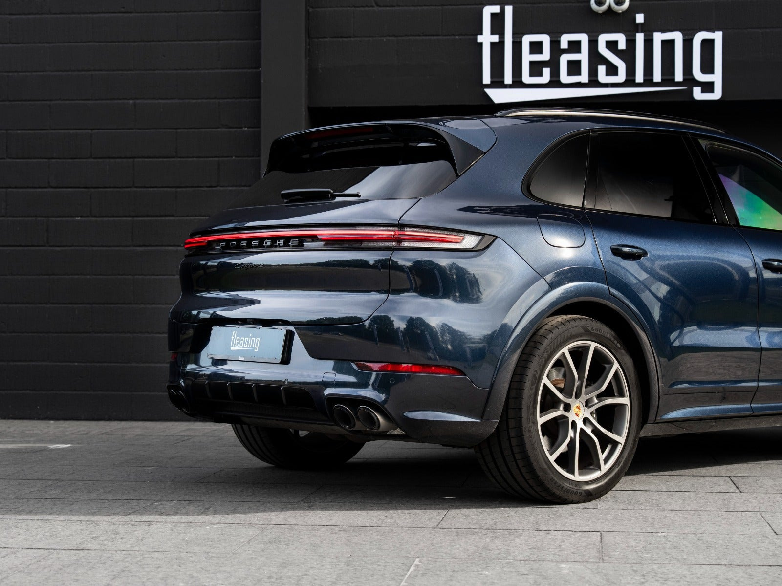 Blå Porsche Cayenne fra 2024