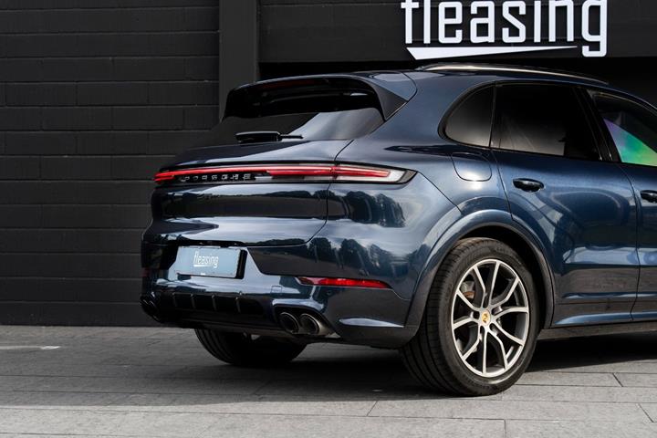 Blå Porsche Cayenne fra 2024