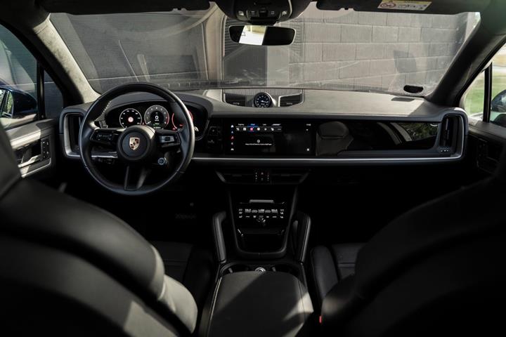 Blå Porsche Cayenne fra 2024