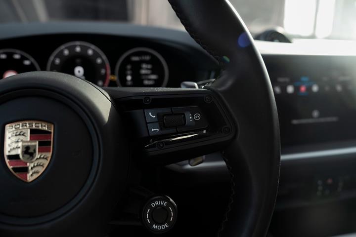 Blå Porsche Cayenne fra 2024