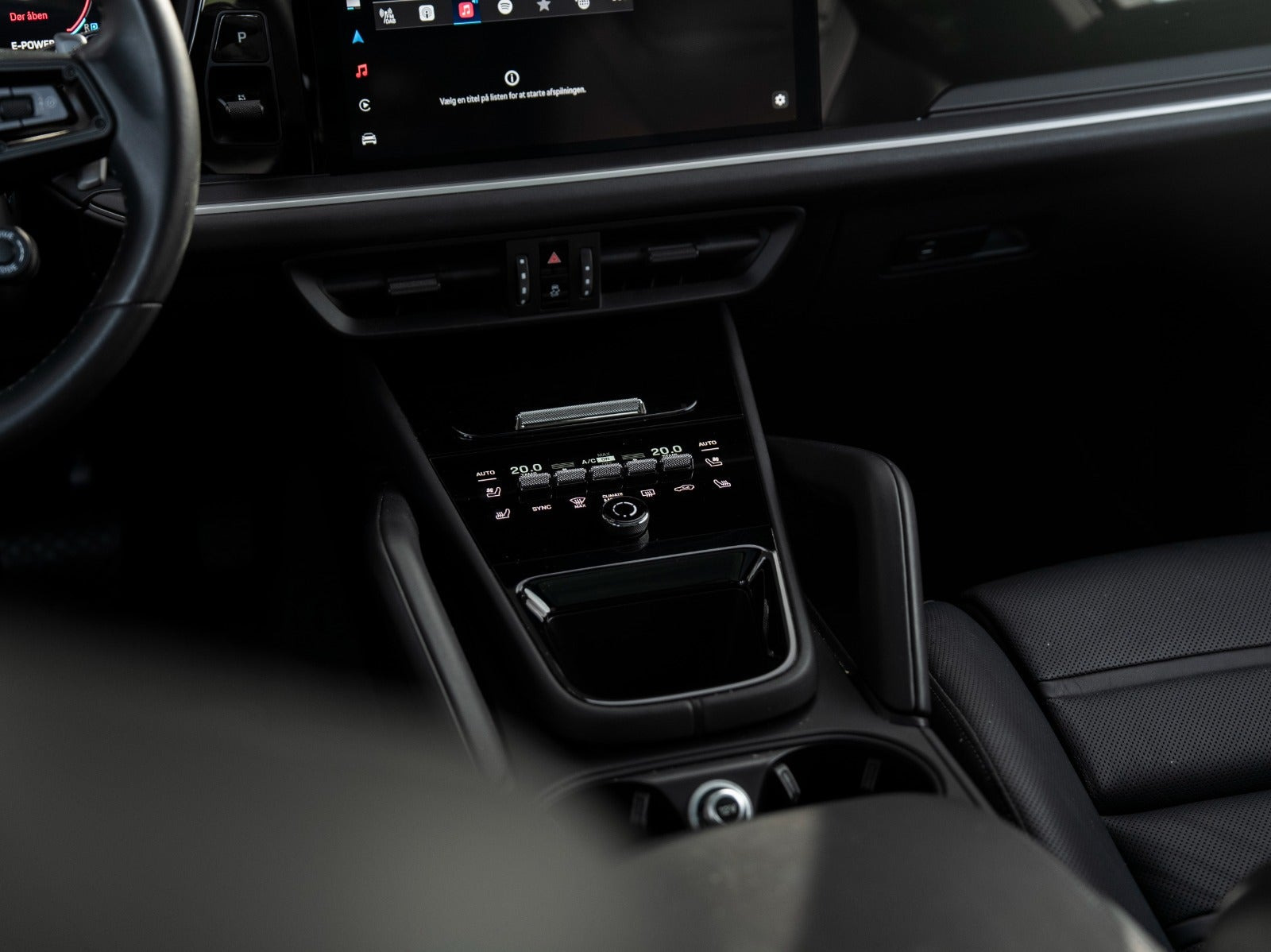 Blå Porsche Cayenne fra 2024