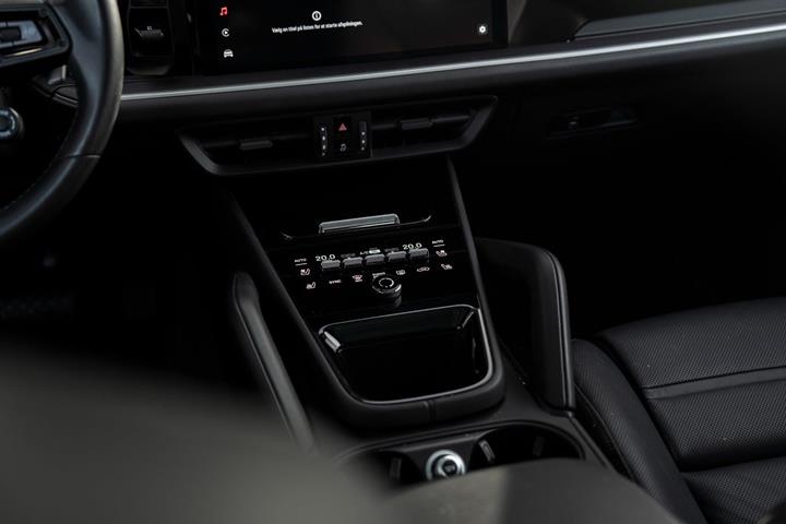 Blå Porsche Cayenne fra 2024