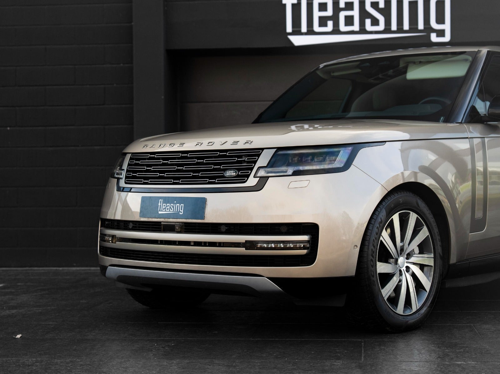 Gul Land Rover Range Rover fra 2023