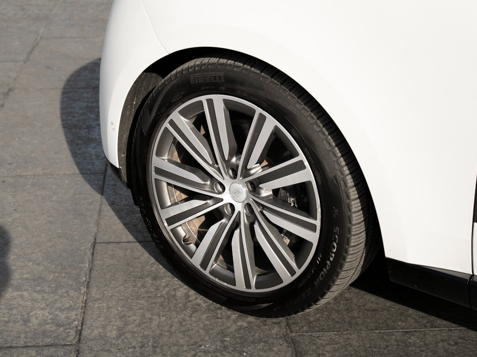 Hvid Land Rover Range Rover fra 2024