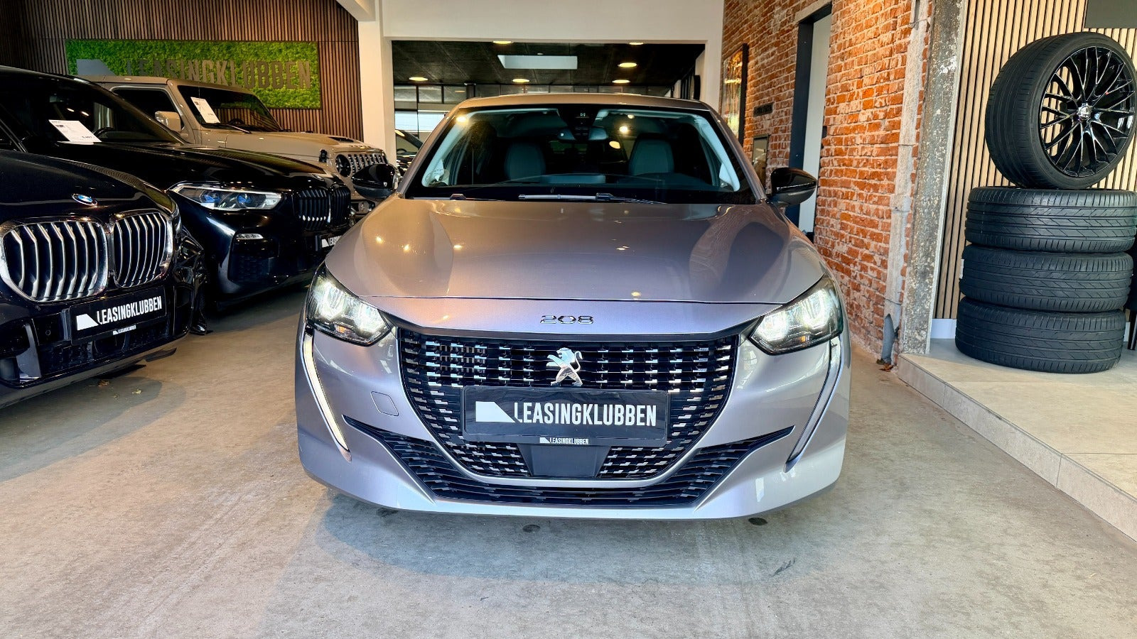 Grå Peugeot 208 fra 2023