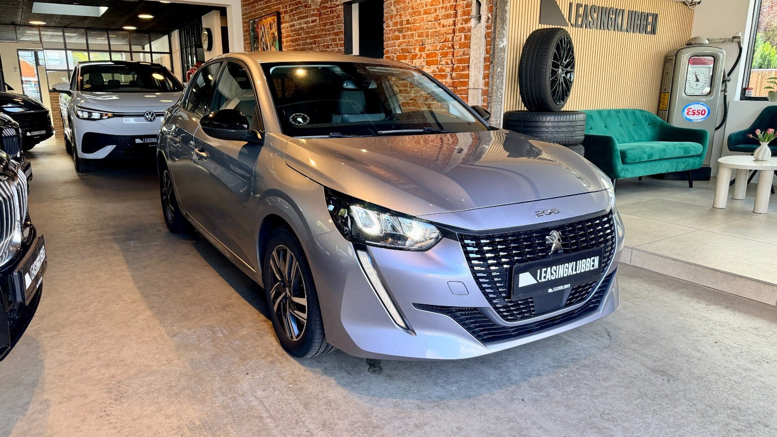 Grå Peugeot 208 fra 2023