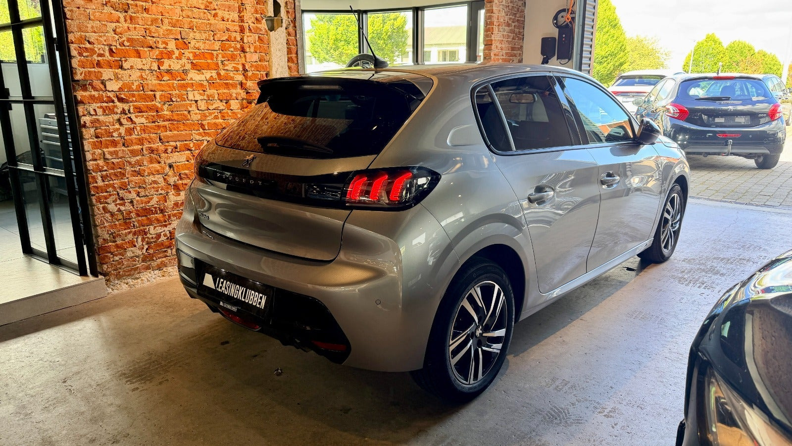 Grå Peugeot 208 fra 2023