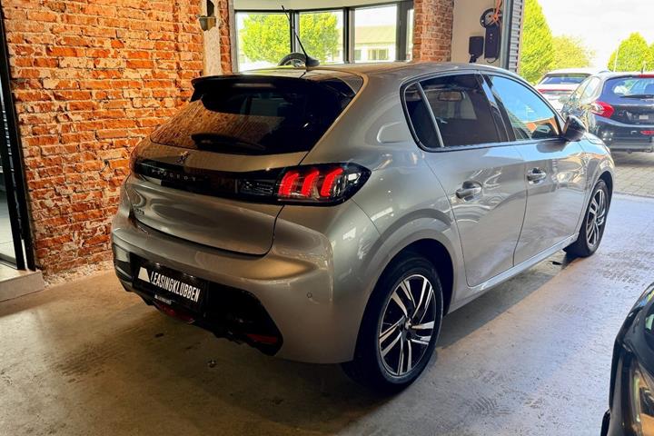Grå Peugeot 208 fra 2023