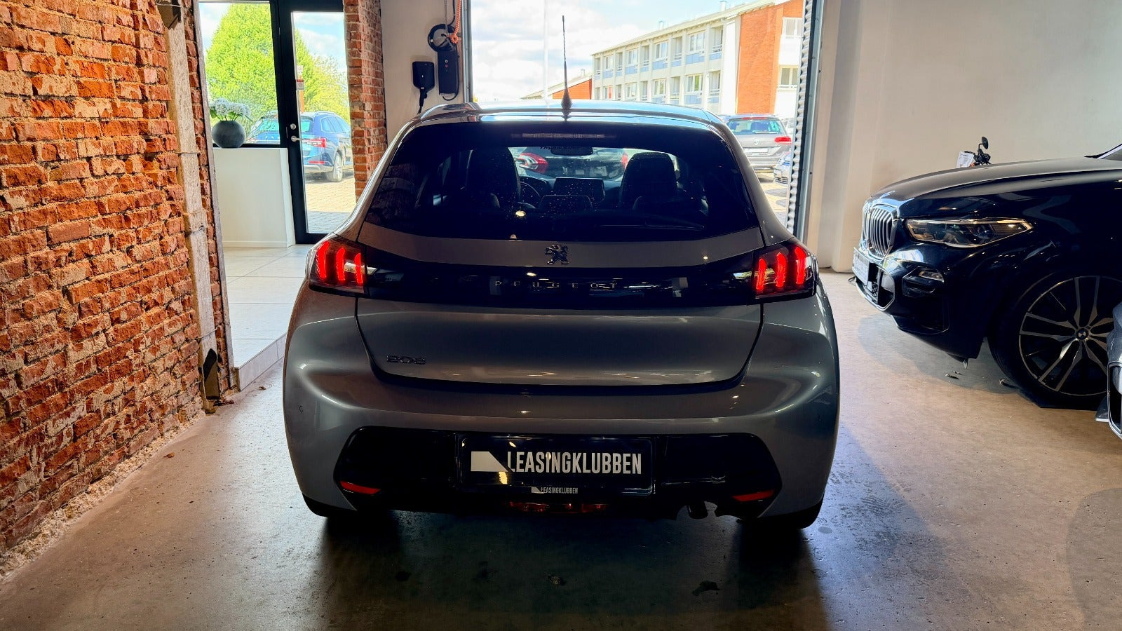 Grå Peugeot 208 fra 2023