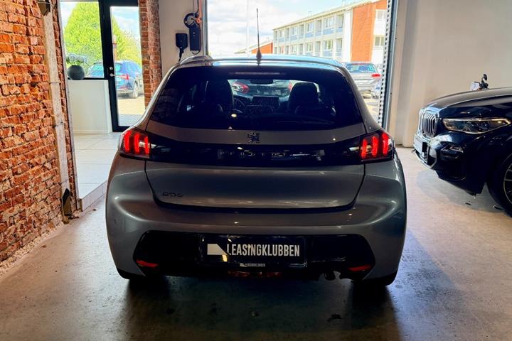 Grå Peugeot 208 fra 2023