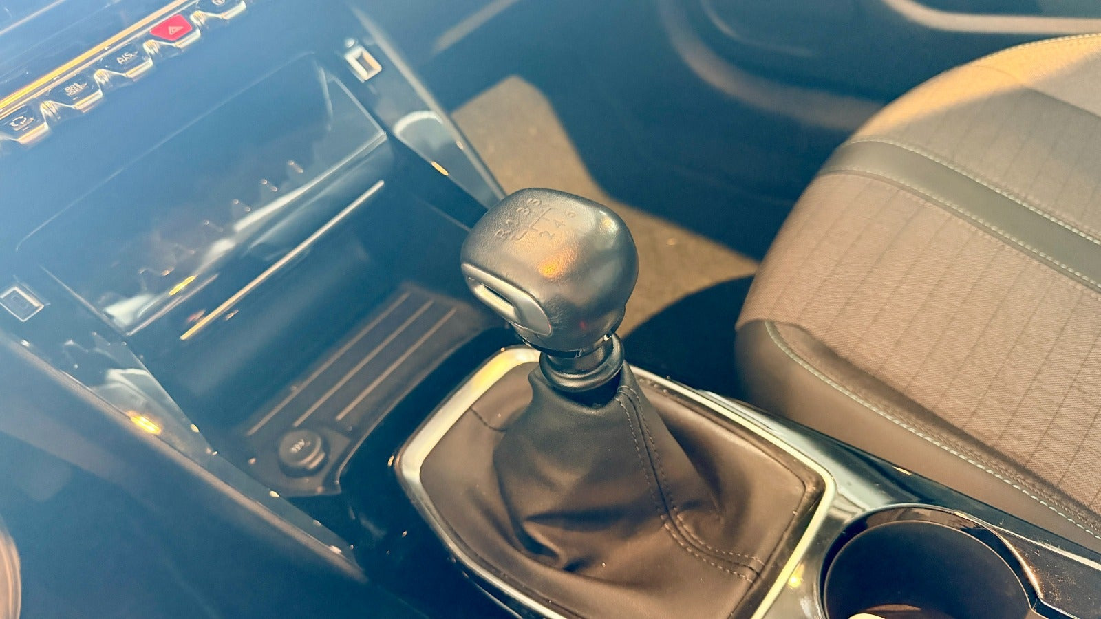 Grå Peugeot 208 fra 2023