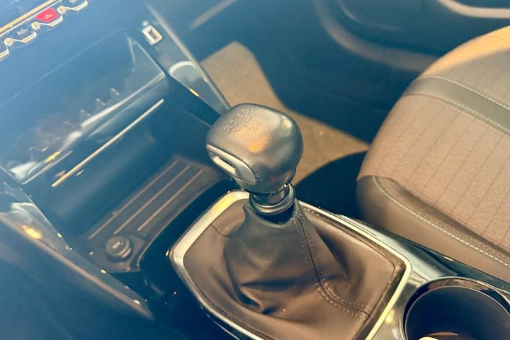 Grå Peugeot 208 fra 2023