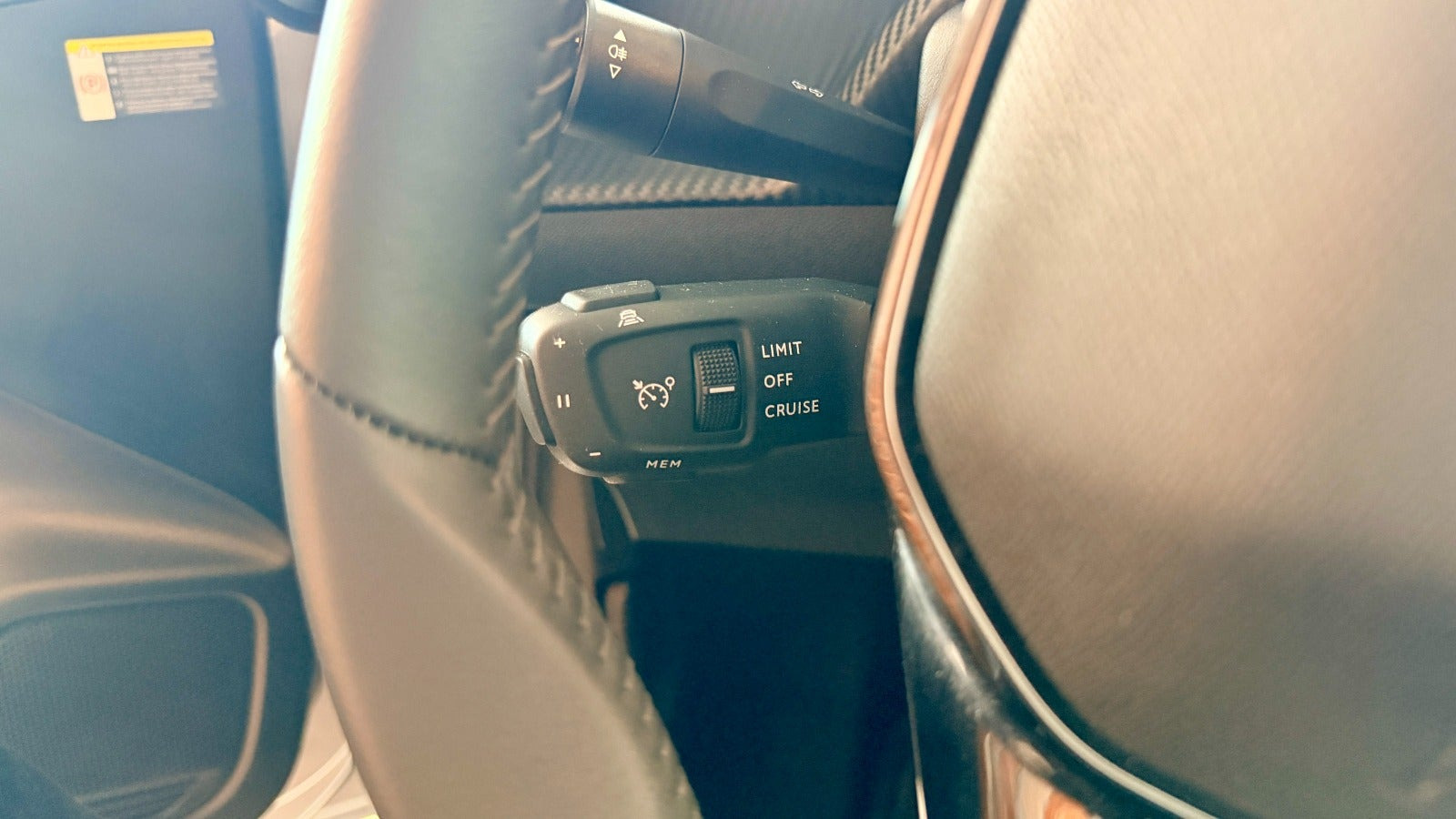 Grå Peugeot 208 fra 2023
