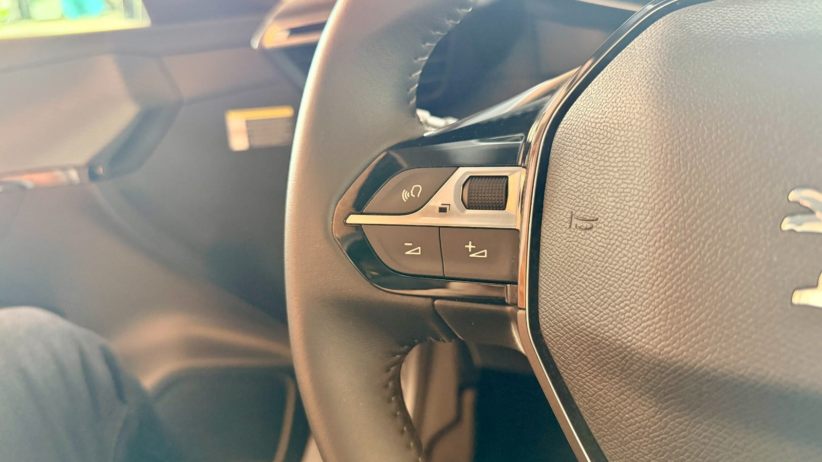 Grå Peugeot 208 fra 2023