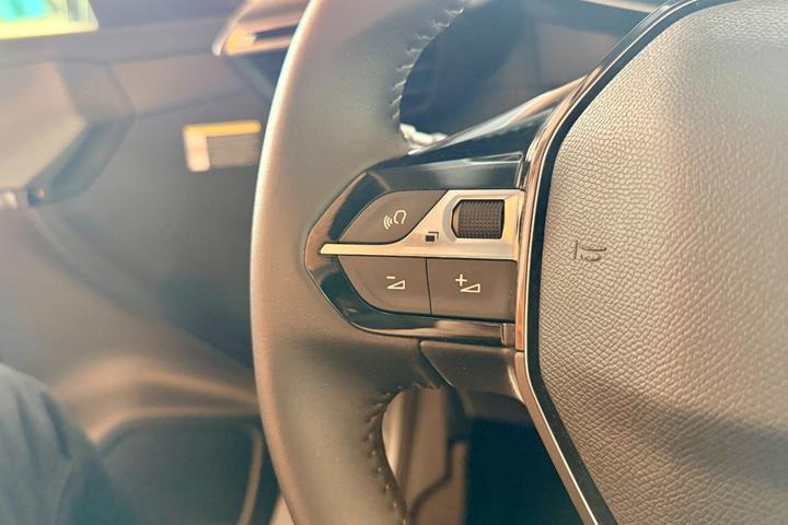 Grå Peugeot 208 fra 2023