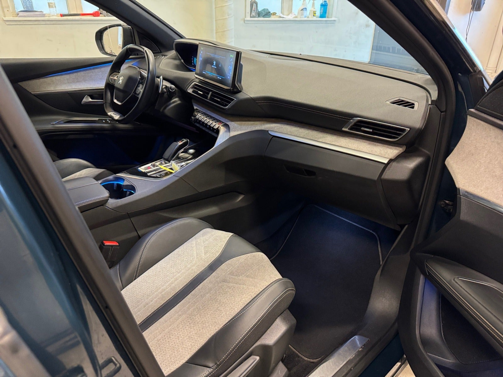 Blå Peugeot 3008 fra 2020