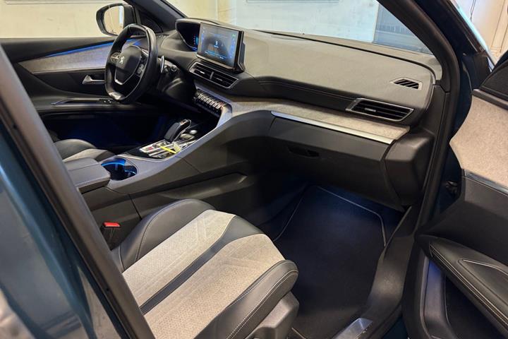 Blå Peugeot 3008 fra 2020