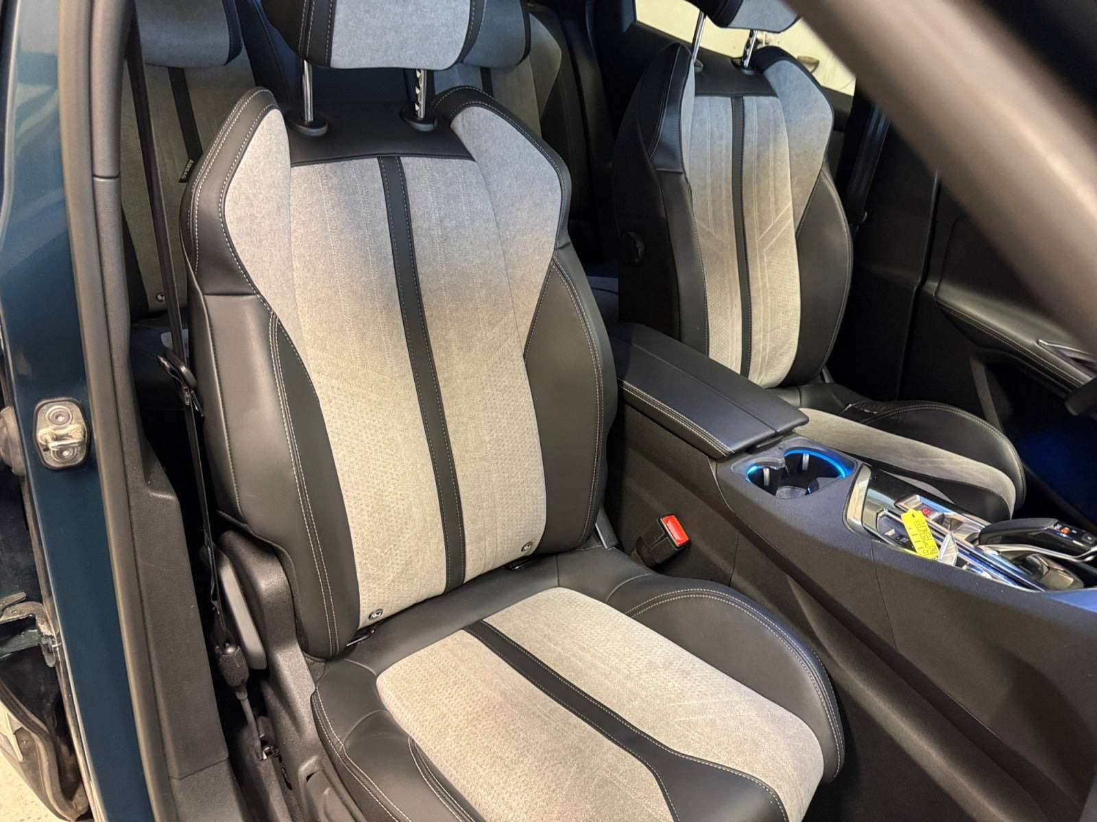 Blå Peugeot 3008 fra 2020