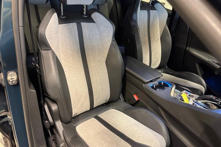 Blå Peugeot 3008 fra 2020