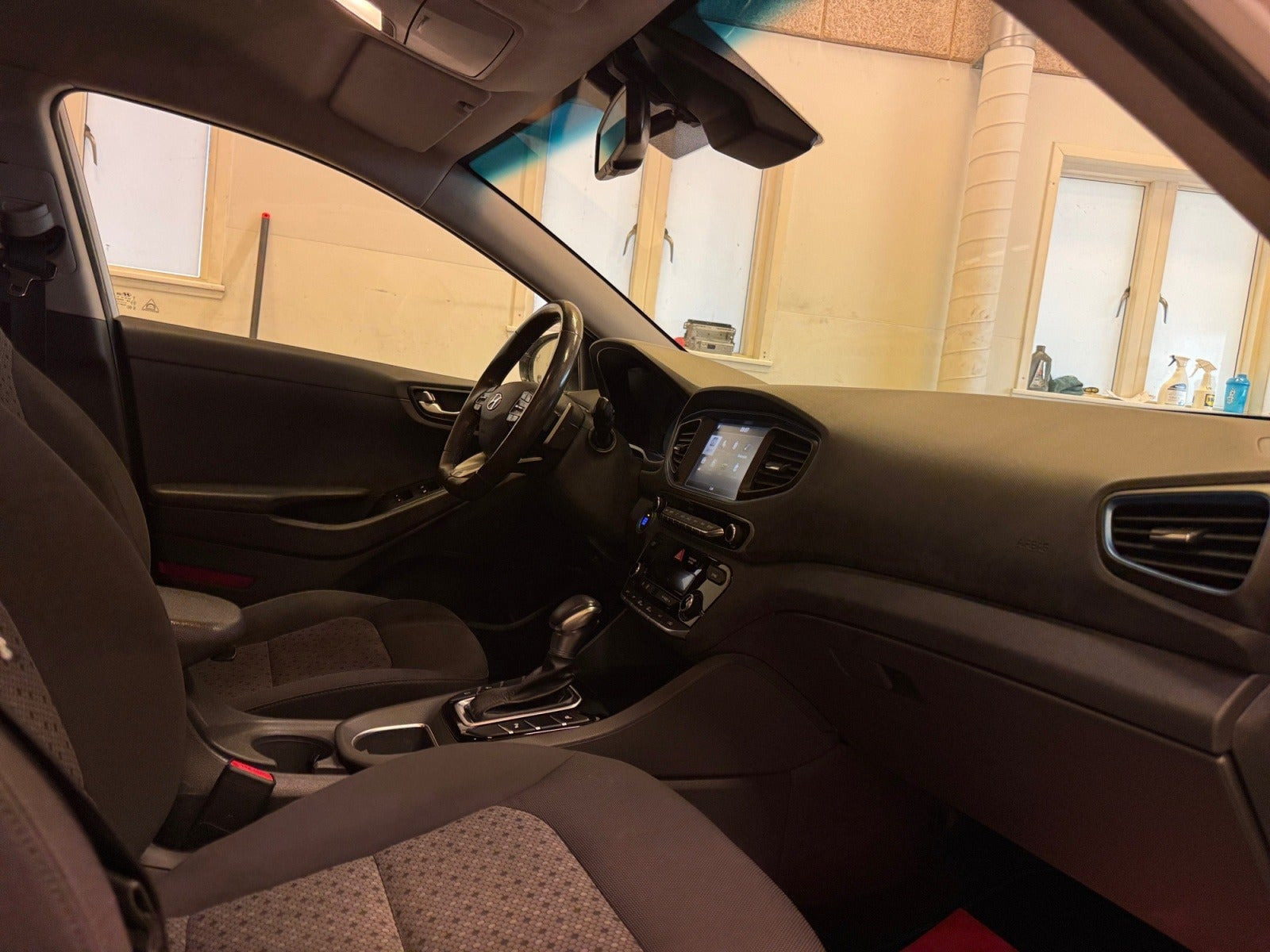 Hvid Hyundai Ioniq fra 2018