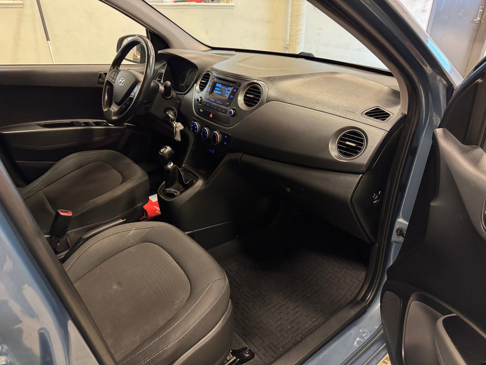 Blå Hyundai i10 fra 2016