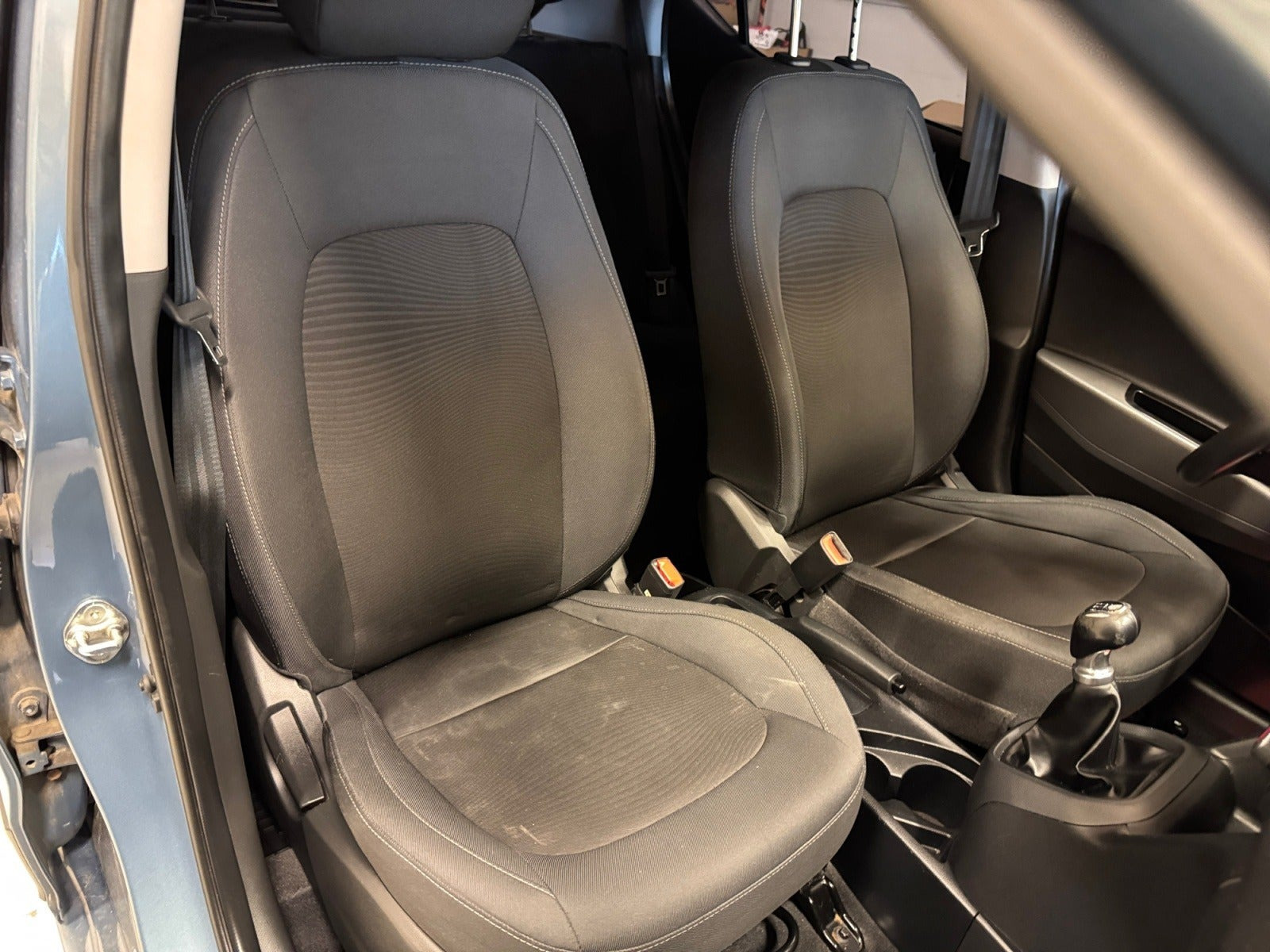 Blå Hyundai i10 fra 2016