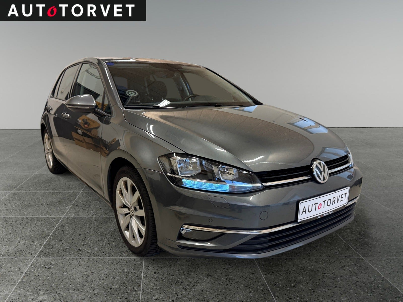 Grå VW Golf VII fra 2019