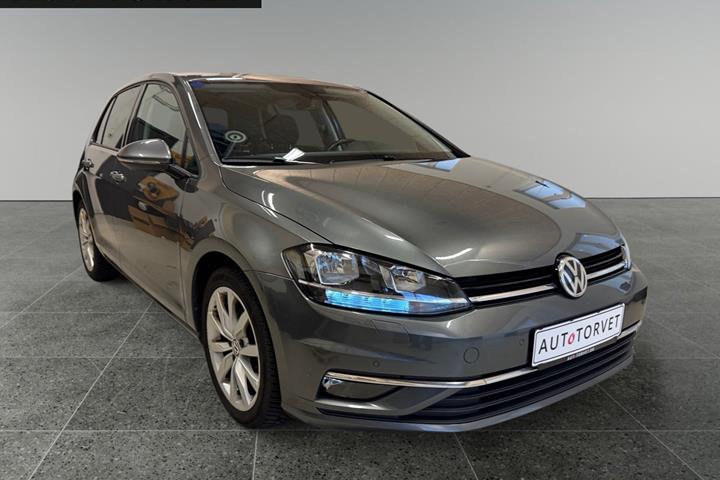 Grå VW Golf VII fra 2019