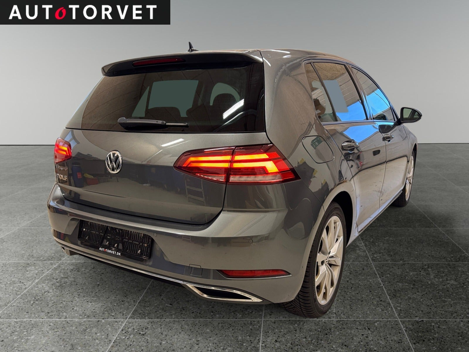 Grå VW Golf VII fra 2019