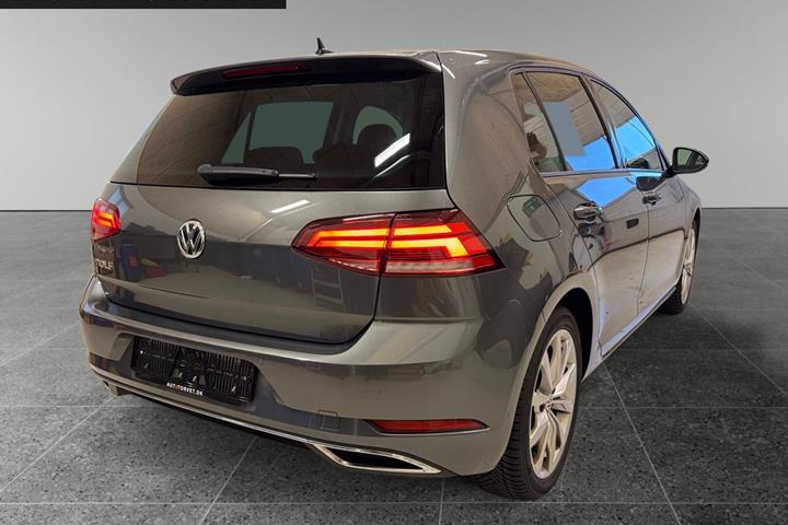 Grå VW Golf VII fra 2019