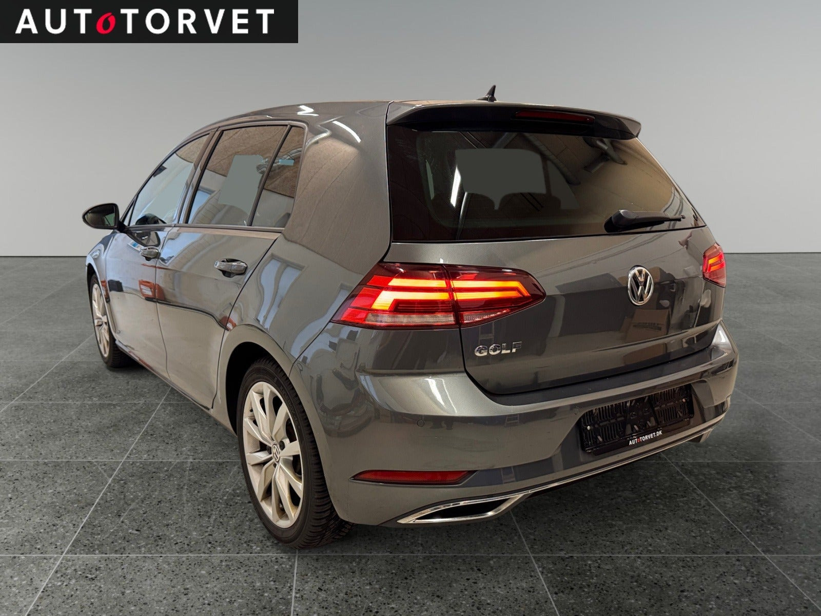 Grå VW Golf VII fra 2019