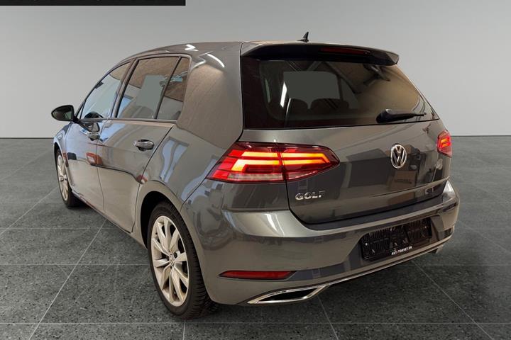 Grå VW Golf VII fra 2019