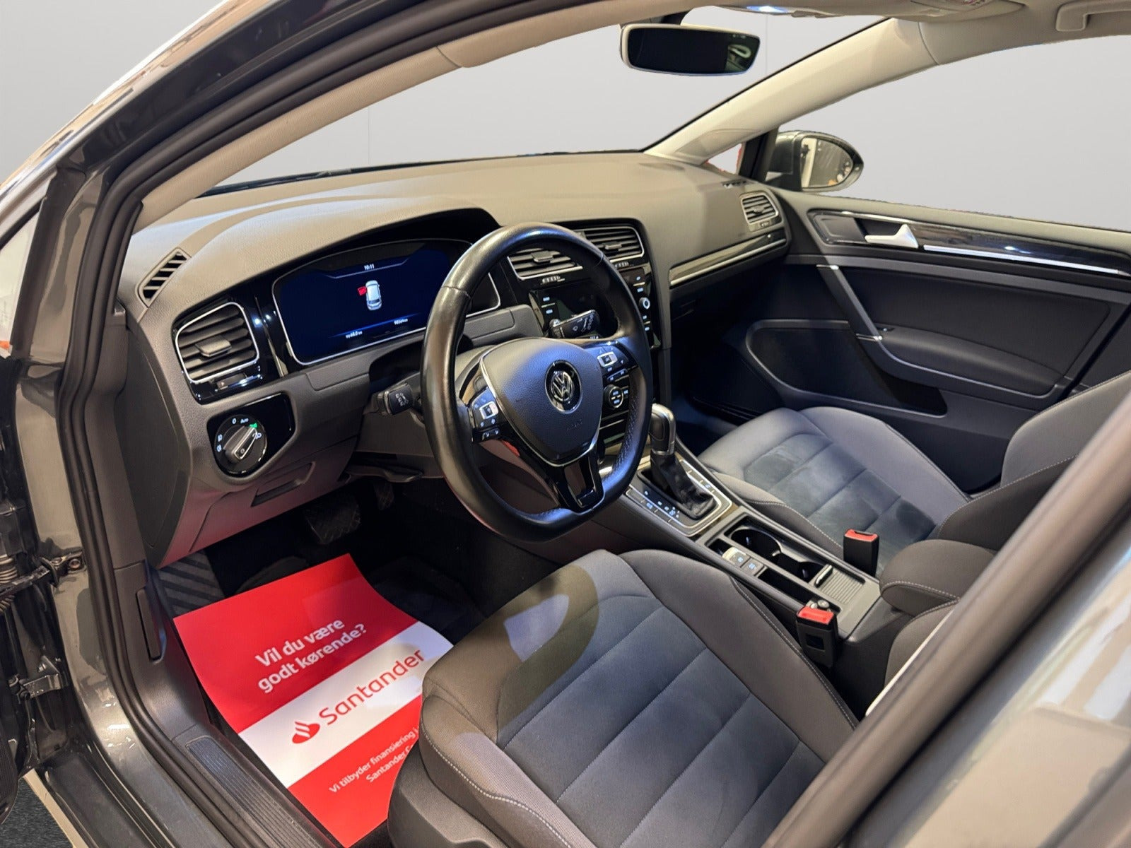 Grå VW Golf VII fra 2019