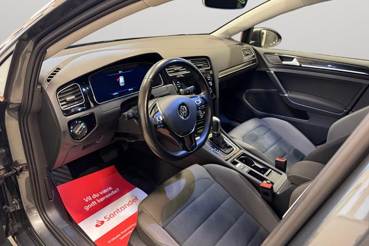 Grå VW Golf VII fra 2019