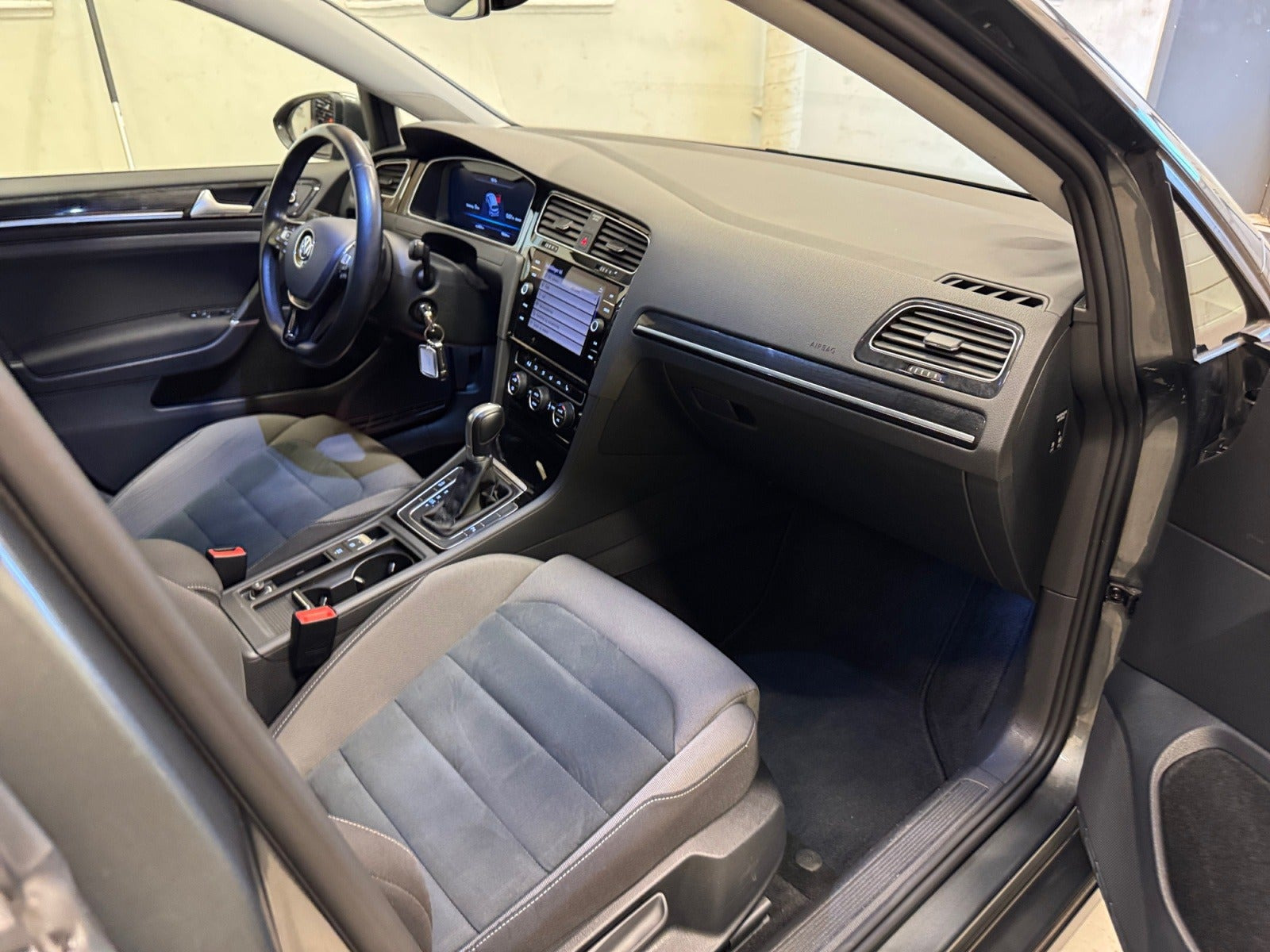 Grå VW Golf VII fra 2019
