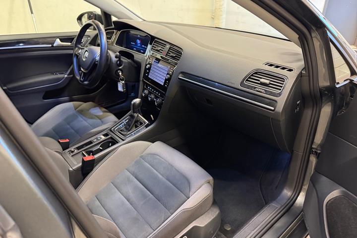 Grå VW Golf VII fra 2019