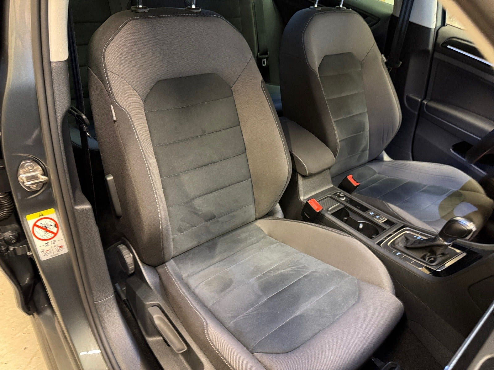Grå VW Golf VII fra 2019