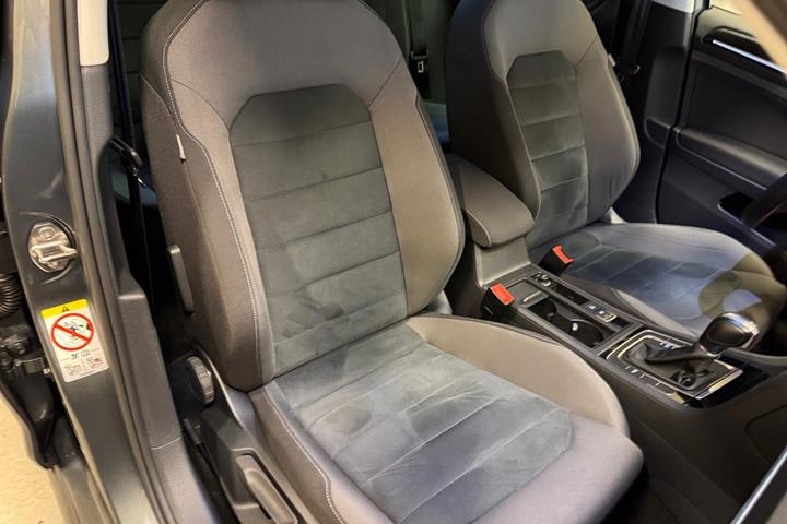 Grå VW Golf VII fra 2019