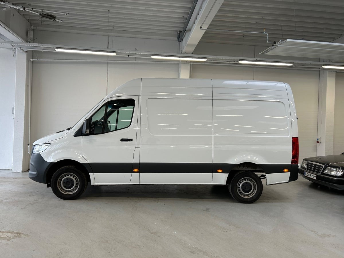 Hvid Mercedes Sprinter 317 fra 2024