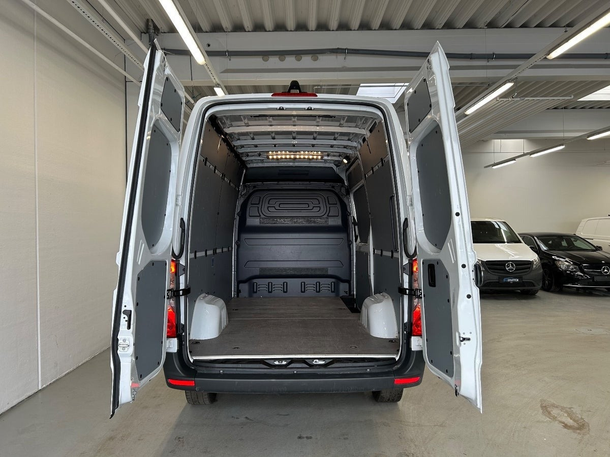 Hvid Mercedes Sprinter 317 fra 2024