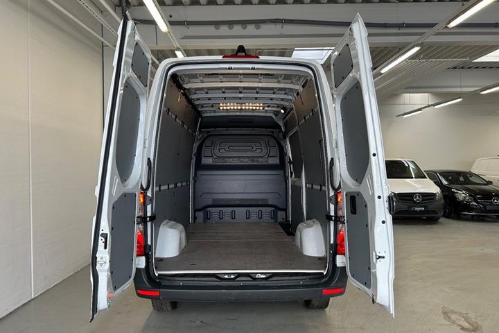 Hvid Mercedes Sprinter 317 fra 2024