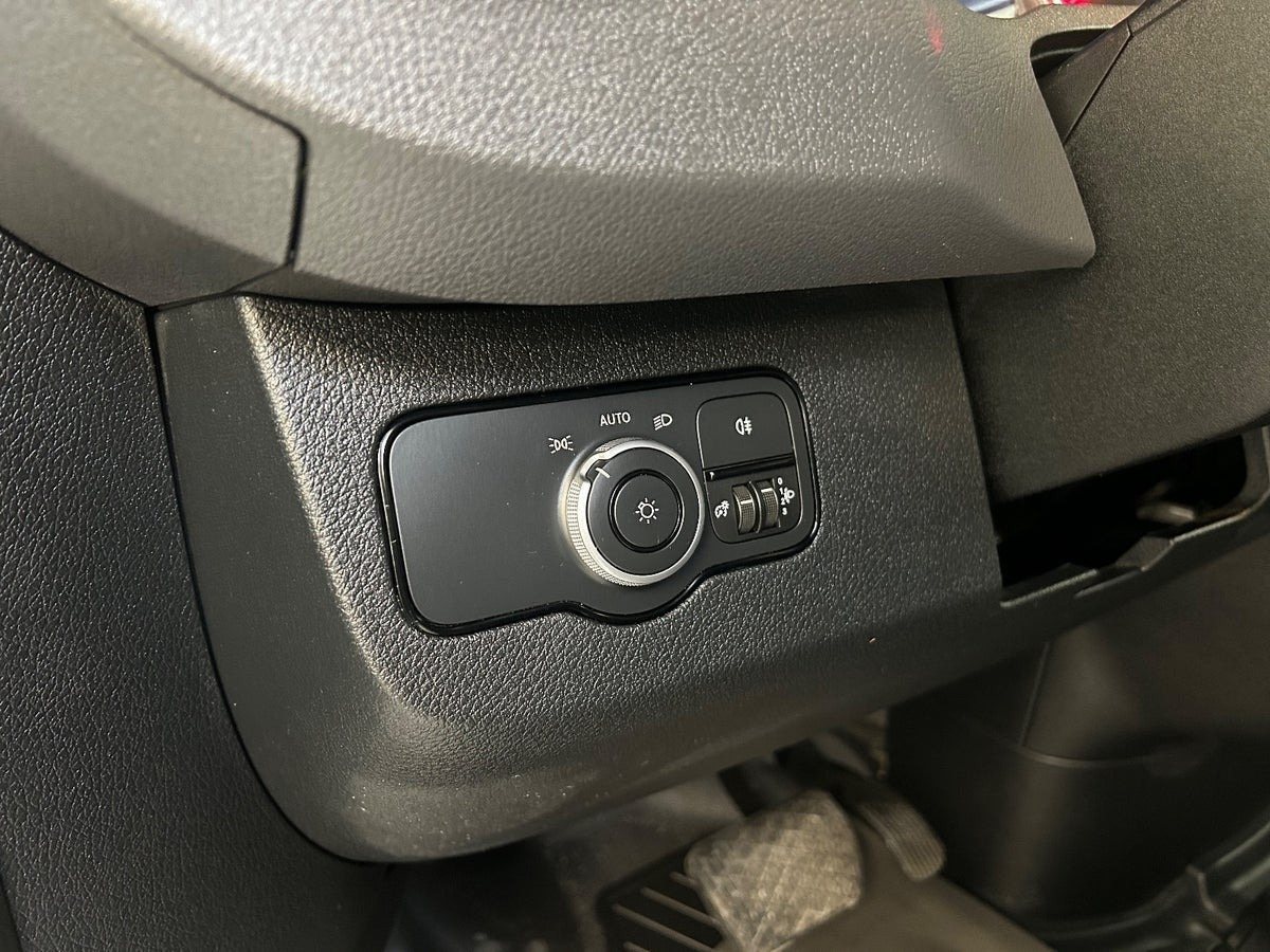 Hvid Mercedes Sprinter 317 fra 2024
