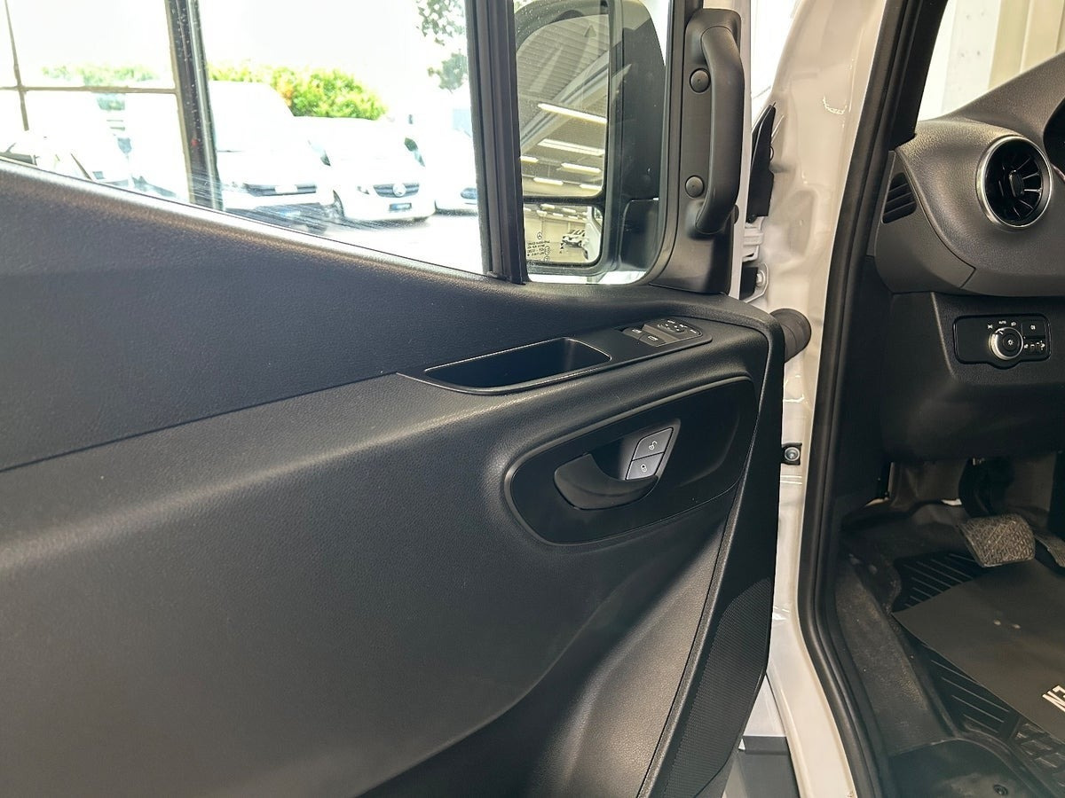Hvid Mercedes Sprinter 317 fra 2024