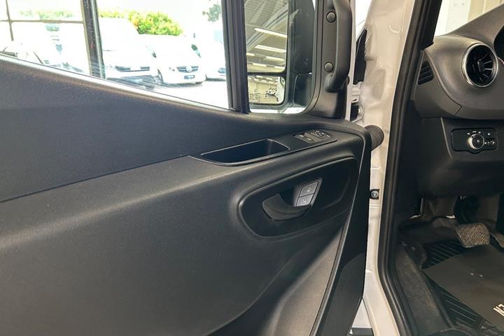 Hvid Mercedes Sprinter 317 fra 2024