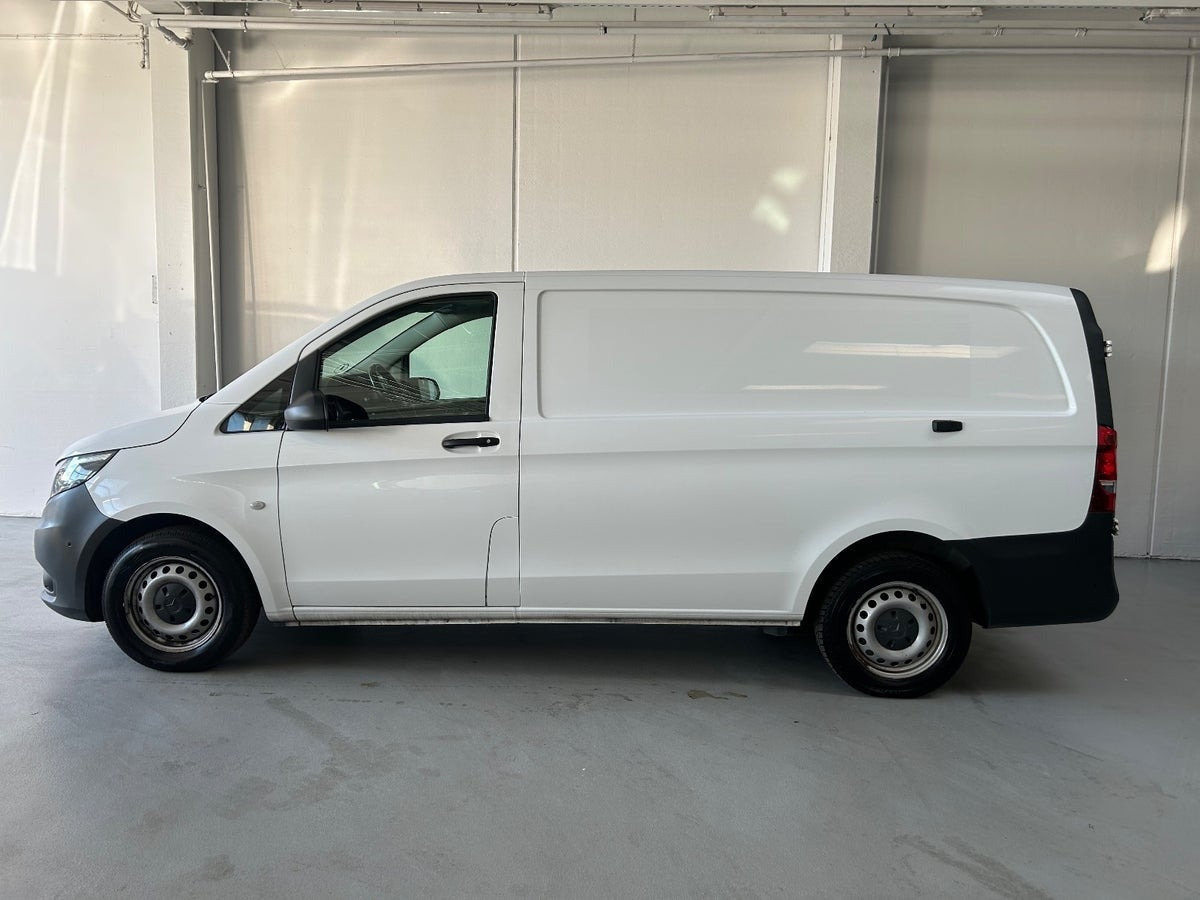 Hvid Mercedes Vito 114 fra 2021