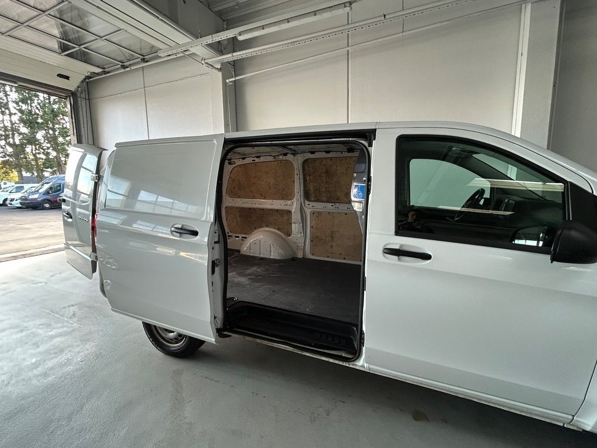Hvid Mercedes Vito 114 fra 2021