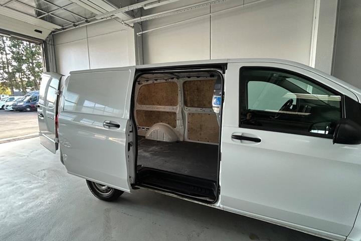 Hvid Mercedes Vito 114 fra 2021
