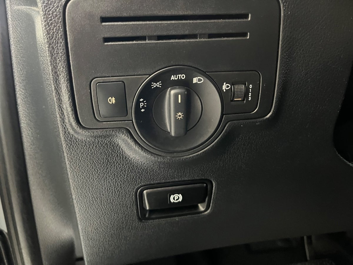 Gul Mercedes Vito 114 fra 2021