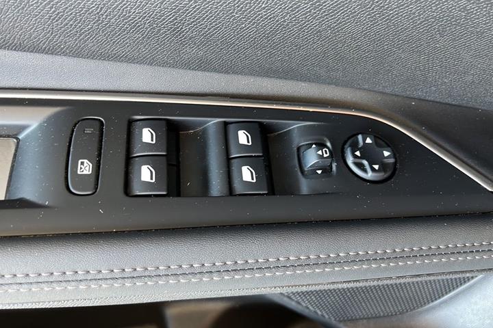 Sort Peugeot 5008 fra 2019
