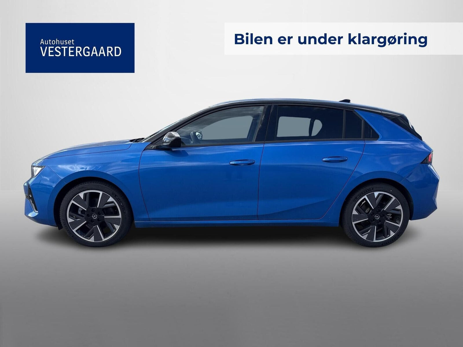 Blå Opel Astra-e fra 2024
